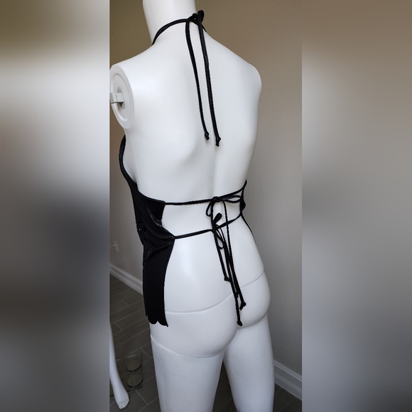 Black Cutout Sleeveless Top - Picture 2 of 12